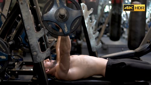 Mann arbeitet an der Brust im Fitnessstudio
