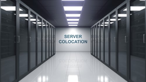 SERVER-COLOCATION-Beschriftung in einem Serverraum