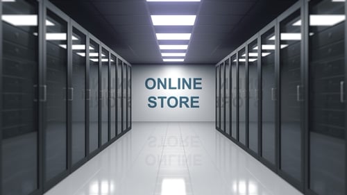 ONLINE-SHOP-Beschriftung an der Wand eines Serverraums