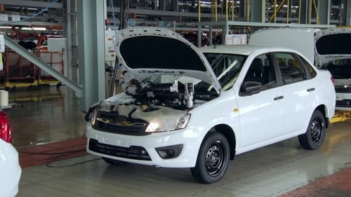 La voiture se déplace sur une bande transporteuse, Automat remplit des liquides techniques automatiques