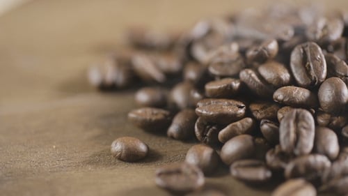 Gerösteten Kaffee mischen