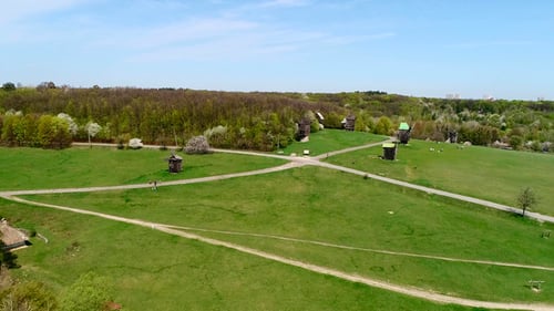 Luftaufnahme über dem traditionellen ukrainischen Dorf im Frühling, Pirogovo, Kiew