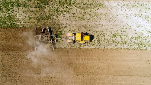 Luftaufnahmen eines Traktors auf einem Feld.