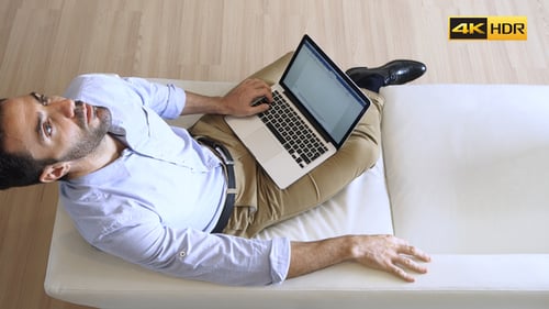 Empresario cansado