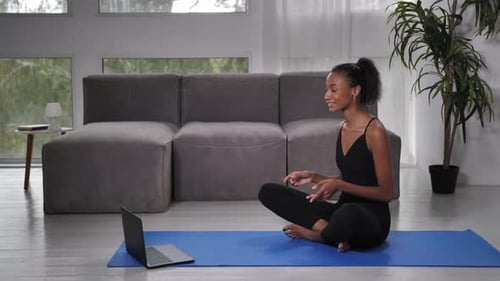 Yoga-Trainerin im Gespräch mit dem Kunden per Webcam