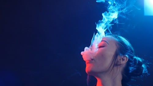 Jeune Femme Fume La Cigarette lectronique en Couleur Lumire. Concept de vie nocturne et de vape Jeune Femme Fume La Cigarette lectronique en Couleur Lumire. Concept de vie nocturne et de vape