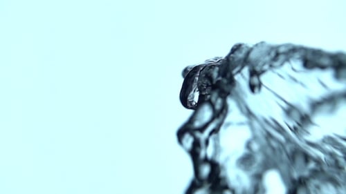 Wasser spritzt heraus