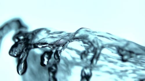 Blauer Wasserspritzer isoliert auf weißem Hintergrund.
