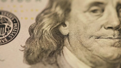 100-Dollar-Schein und Portrait Benjamin Franklin auf USA-Geld-Ban