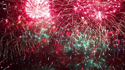 Buntes Feuerwerk explodiert am Nachthimmel. Feste und Veranstaltungen in leuchtenden Farben.