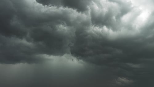 Las oscuras nubes de tormenta se mueven rápido,