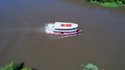 Barco navegando por el río Amazonas en la selva amazónica. Manaus Brasil.