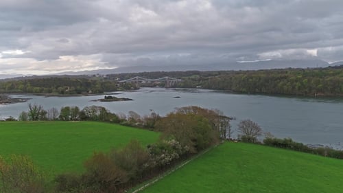 Menai Bridge und die Meerenge bei Sonnenuntergang, Isle of Anglesey, Nordwales