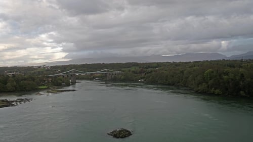 Menai Bridge und die Meerenge bei Sonnenuntergang, Isle of Anglesey, Nordwales