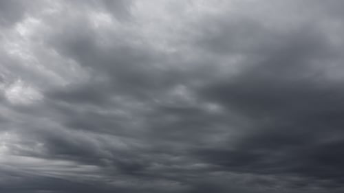 Profi für fliegende graue Wolken