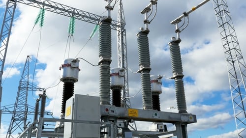 Movimiento alrededor de un potente transformador eléctrico