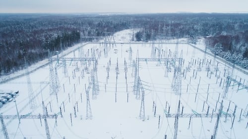 Verschneites Gebiet des Hochspannungs-Kraftwerks