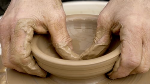 Mains travaillant l'argile sur Potter