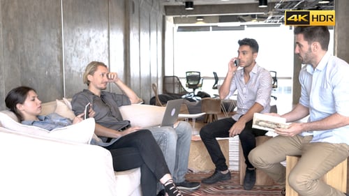 Brainstorming de trabalho em equipe no escritório