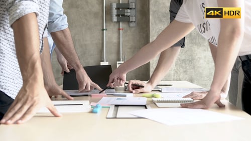 Equipe criativa trabalhando em um projeto