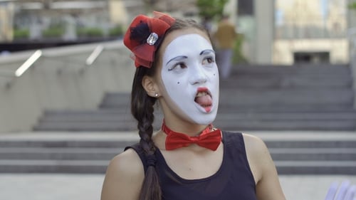 Lustiges Mädchen Mime Gruselig und fürchte etwas
