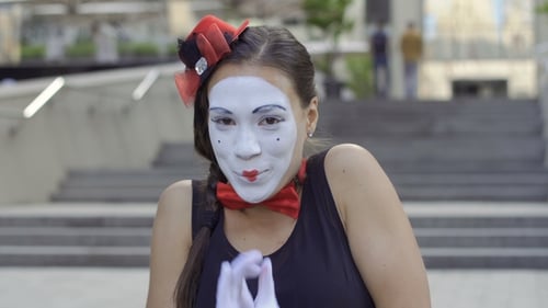 Pretty Girl Mime Zeige Liebe vor der Kamera und lächelt