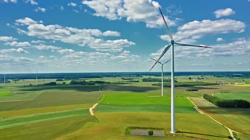 Windräder und grüne Wiese, Ansicht von oben, Polen