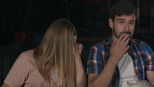 испуганная девушка закрывает глаза руками во время фильма