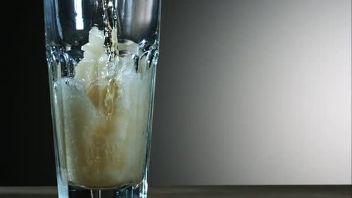 Goldfarbenes Bier gießt in Ultrazeitlupe 1500 fps - CHICKEN WINGS PHANTOM