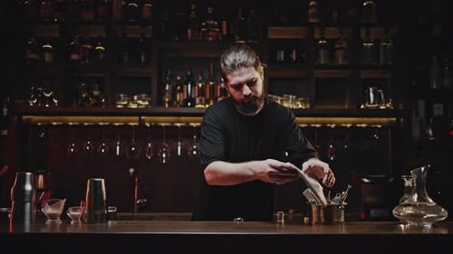 El camarero limpia el lugar de trabajo al final del turno de trabajo en el bar