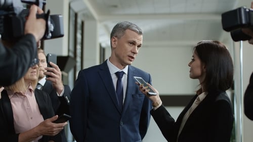 Homme politique donnant une interview de son plein gré