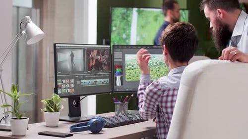 Männliche und weibliche Video-Editoren bei der Arbeit an einem Projekt