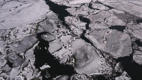 Vue aérienne sur le magnifique paysage d'hiver dans la rivière, la rivière a été mise en glace