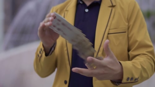 Geschickter Illusionist mit Spielkarten in der Hand