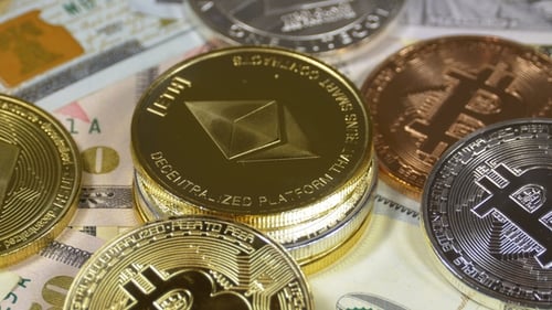Ethereum, Bitcoin, Litecoin et Dash Coins, BTC, LTC, ETH, DASH et Bills of Dollars tournent