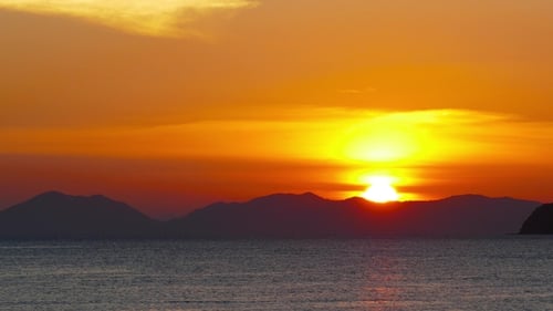 Longtail-Boote im Meer bei Sonnenuntergang. Thailand.