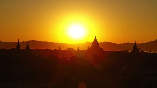 Silhouette des temples de Bagan au coucher du soleil, Myanmar