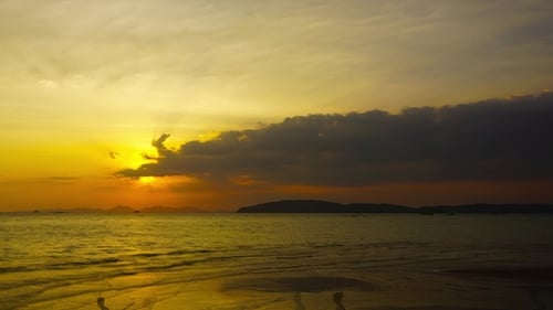 Tropischer Sonnenuntergang am Strand