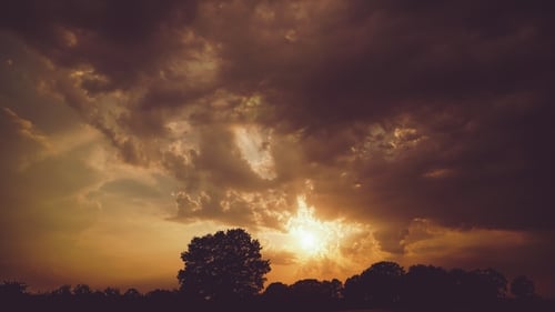 Zeitraffer der sich bewegenden Wolken am Abend, Stimmungsvoller Himmel und Sonnenuntergang