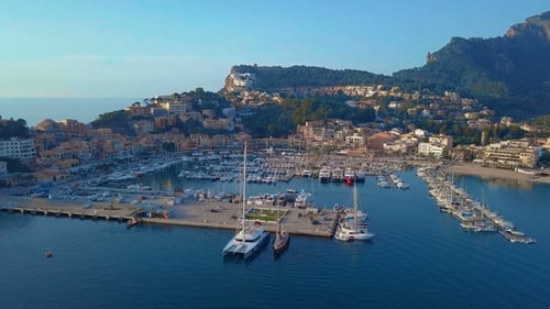 Luftaufnahme eines Segelboots in der Nähe der Küste von Mallorca, Spanien