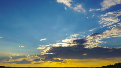 Zoom mit wunderschönem Himmel bei Sonnenuntergang
