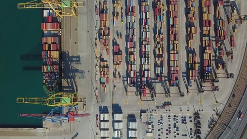 Luftaufnahme des Handelshafens von Valencia. Containerterminal und Schiff während des Ladens
