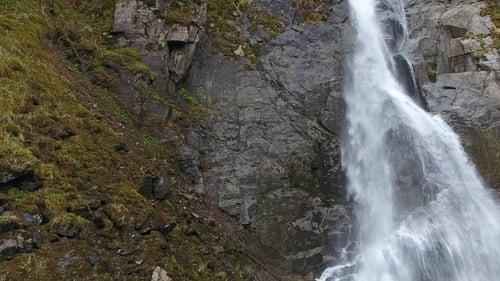 Vue aérienne de la cascade Cascata Di Lares