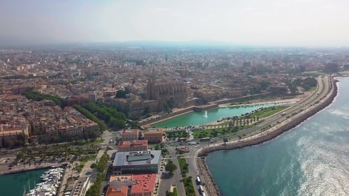 Vista aérea de la Catedral de Palma De Mallorca y el Castillo de la Almudaina. Hermosa arquitectura gótica