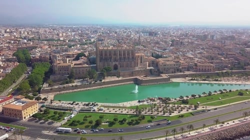 Vista aérea de la Catedral de Palma De Mallorca y el Castillo de la Almudaina. Hermosa arquitectura gótica