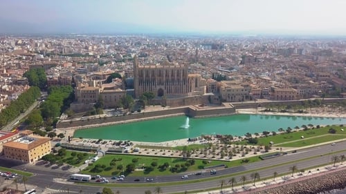 Vista aérea de la Catedral de Palma De Mallorca y el Castillo de la Almudaina. Hermosa arquitectura gótica