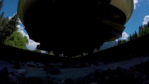 Schnelle Durchfahrt eines Personenzuges auf der Schiene von unten. Im Video gibt es Ton