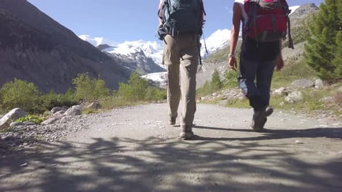 Alpines Trekking. Detail des Gehens mit Füßen und Beinen zweier Freunde Mov