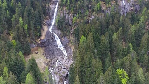 Vue aérienne de la cascade Cascata Di Lares