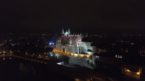 Vista aérea por la noche. Palma Catedral de Santa María de noche en Palma Mallorca España
